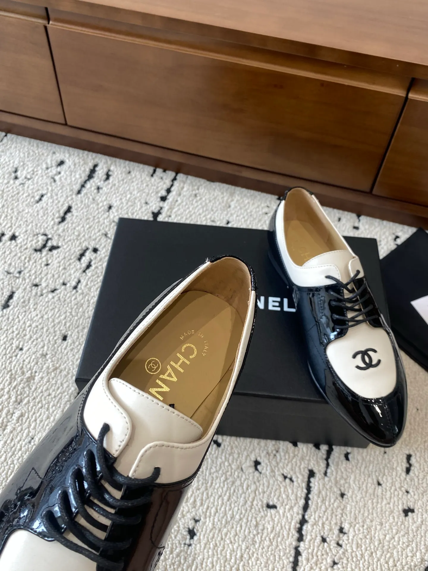 👟👟Ex-factory price 580👟👟 🍀CHANEL｜Chanel Xiaoxiang 25C new autumn and winter products, pointed-toe flat-soled deep-mouth shoes, full of retro style, elegant shoe shape, very pleasing to look at. The pointed toe makes the feet become thinner and looks slender. The classic double-C electric alluring design is particularly fashionable and elegant. The upper is made of top calf patent leather and the lining is silk sheepskin. It is super comfortable. Italian imported cowhide leather outsole. Size: 35-39 (customized 40/41) 👉 👉 👉 Buy now 👉 Buy now 👉